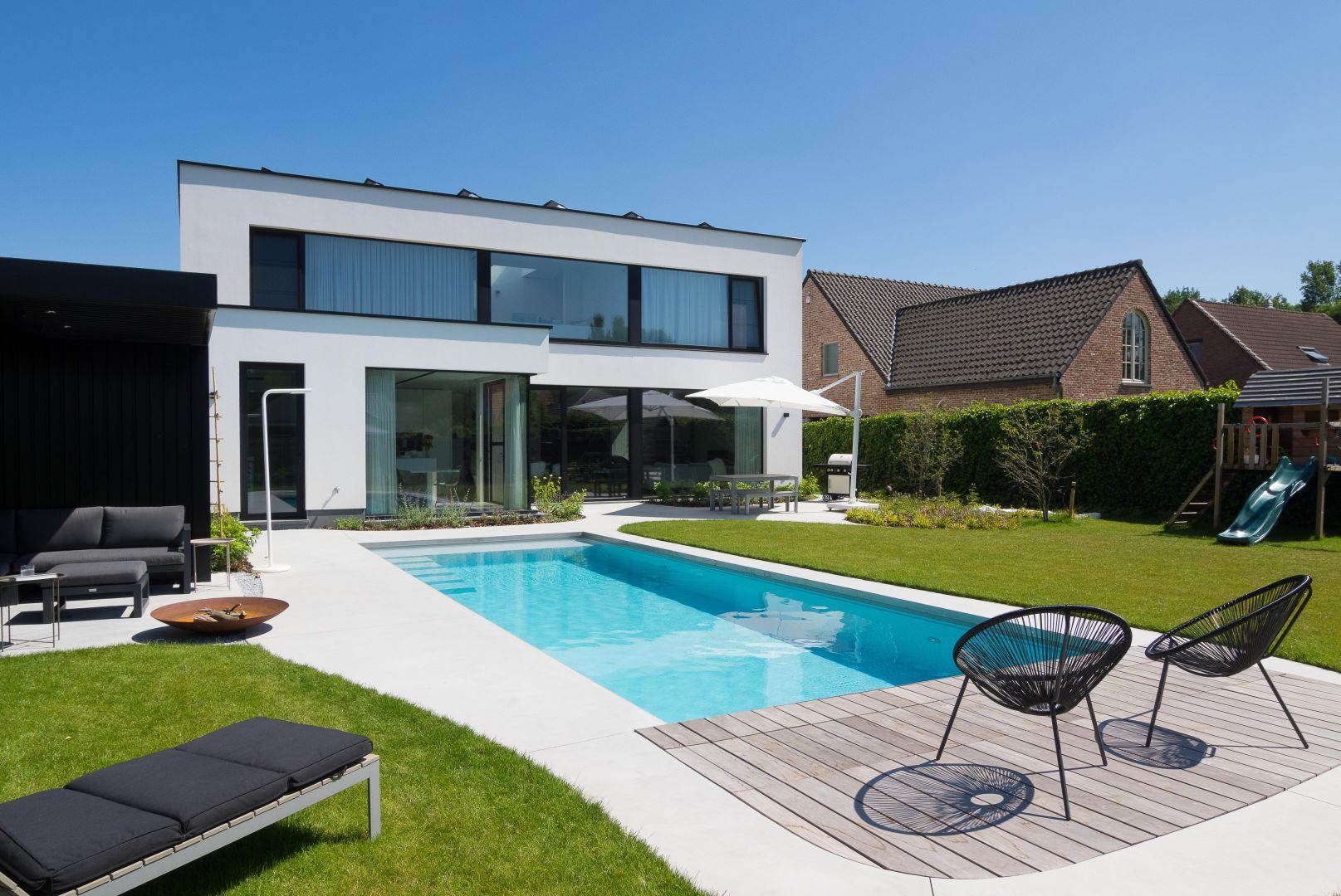 Glasfiber pool i baghaven af et hus.