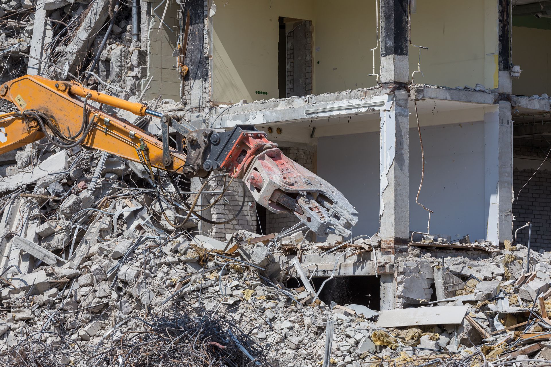 Demolition crane dismantling a building by Iaconelli Contracting in Northfield, NJ, specializing in expert structure demolition services.