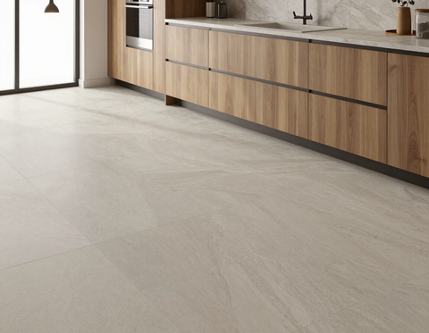 Cucina con pavimento in gres effetto pietra