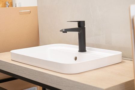 Rubinetteria moderna su lavabo in bagno arredato