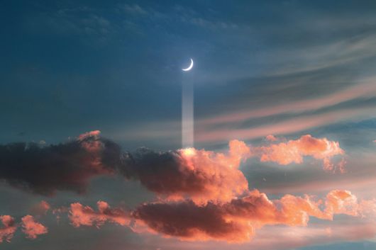 Lune dans un ciel aux lumières de crépuscule