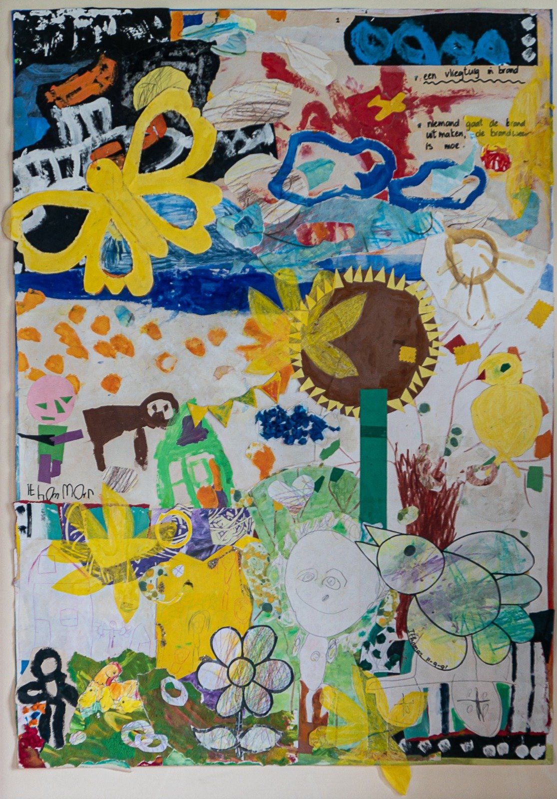 Kleurrijk kunstwerk in gemengde technieken met een gele vlinder, zon, bloemen en diverse vormen op een gestructureerde achtergrond.