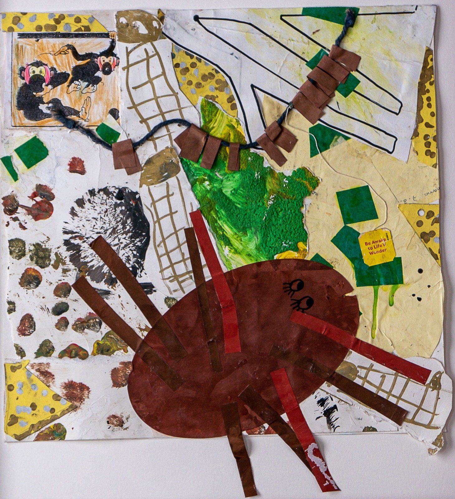 Abstracte collage met een grote bruine spin met rode poten, omringd door diverse vormen en kleuren.