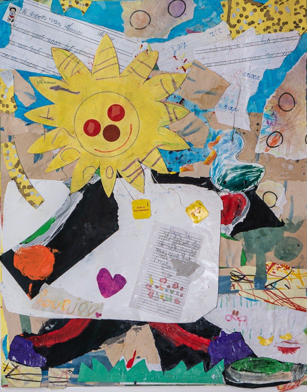 Kleurrijke collage met een gele zon, diverse vormen en papier met verschillende texturen.