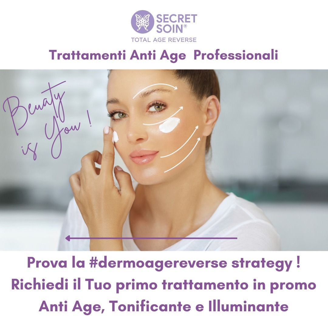 Una donna si sta applicando una crema sul viso e dice che la bellezza sei tu