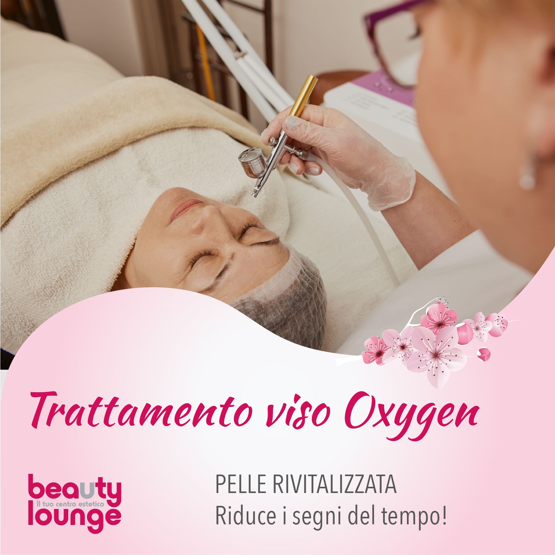 Una donna sta ricevendo un trattamento con ossigeno nel salone di bellezza