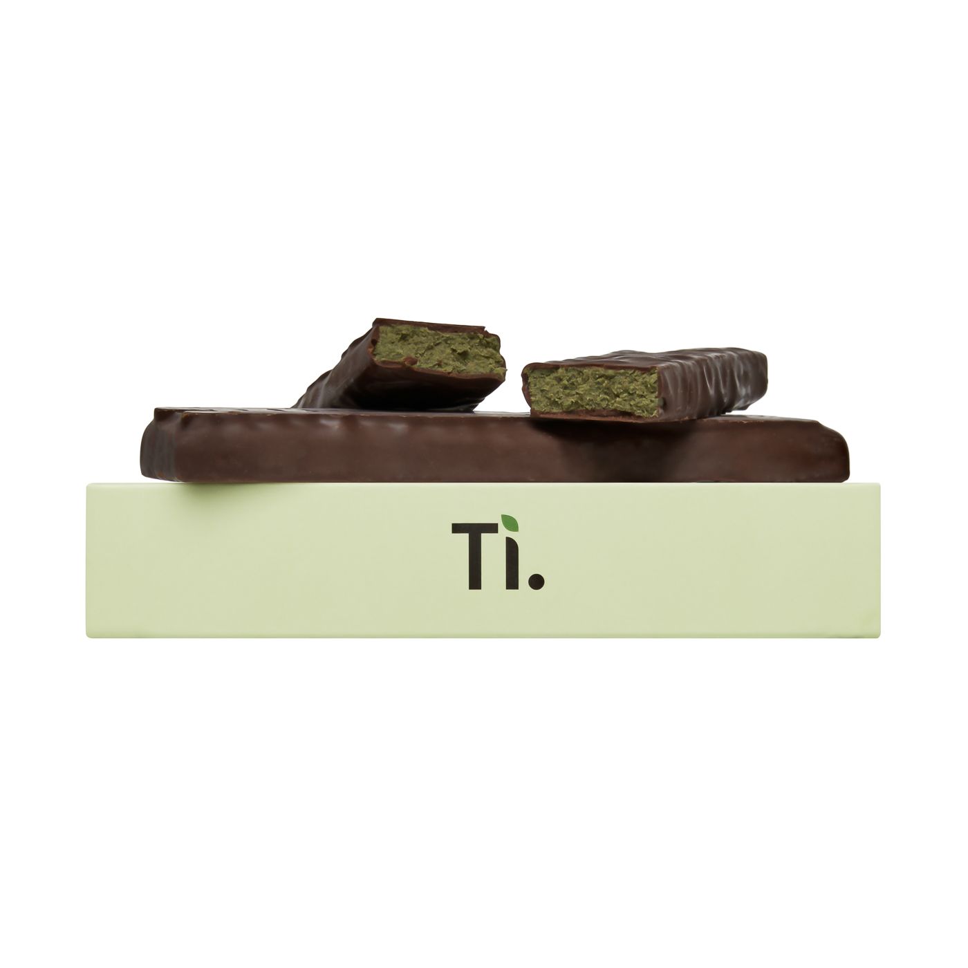 Tre barrette di cioccolato sono appoggiate sopra una scatola con la scritta ti.