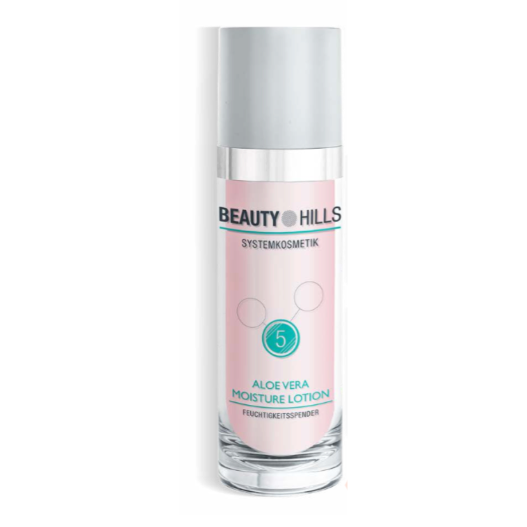Una bottiglia di lozione idratante all'aloe vera di Beauty Hills su sfondo bianco.