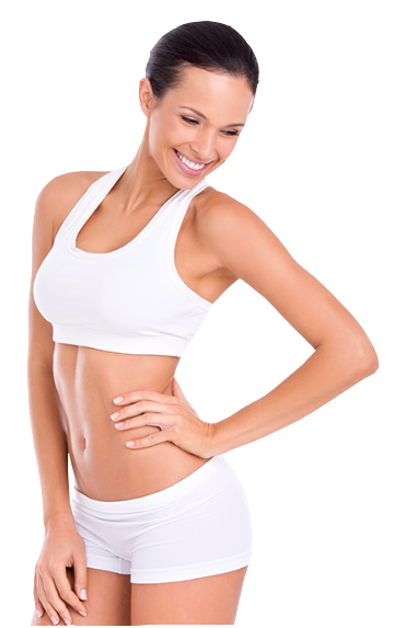 Una donna con un reggiseno sportivo bianco e pantaloncini bianchi sorride.