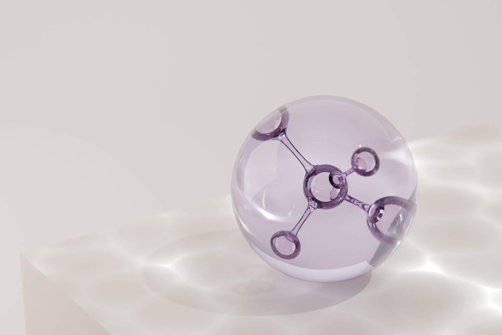 Sfera modello molecolare viola traslucida su una superficie bianca soffice.