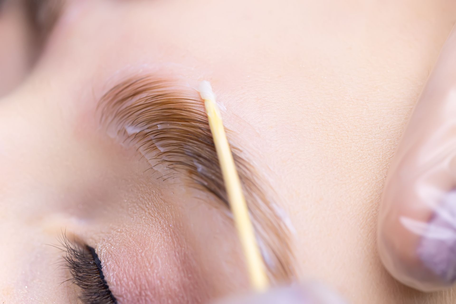 Spicula verde del trattamento biomicroneedlida Beauty Lounge Una donna si fa dipingere le sopracciglia con uno stuzzicadenti.