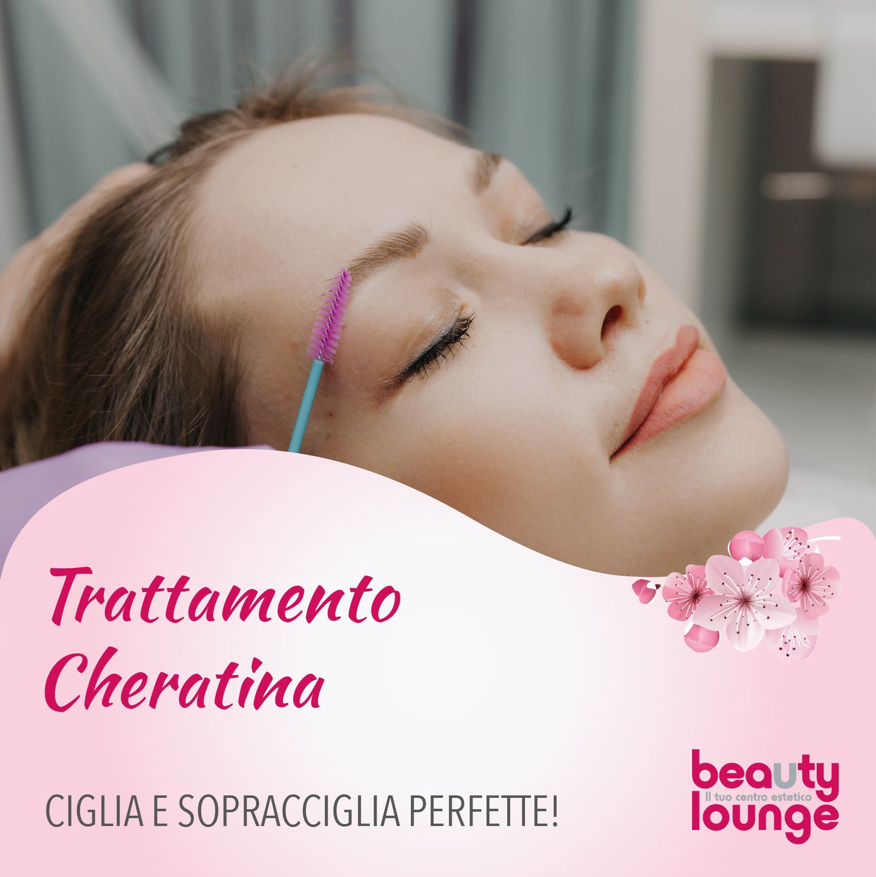 Spicula verde del trattamento biomicroneedling ice da Beauty Loung Una donna è sdraiata con gli occhi chiusi e un pennello sulle sopracciglia.