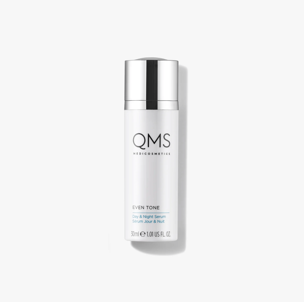 Una bottiglia bianca di cosmetici qms su sfondo bianco