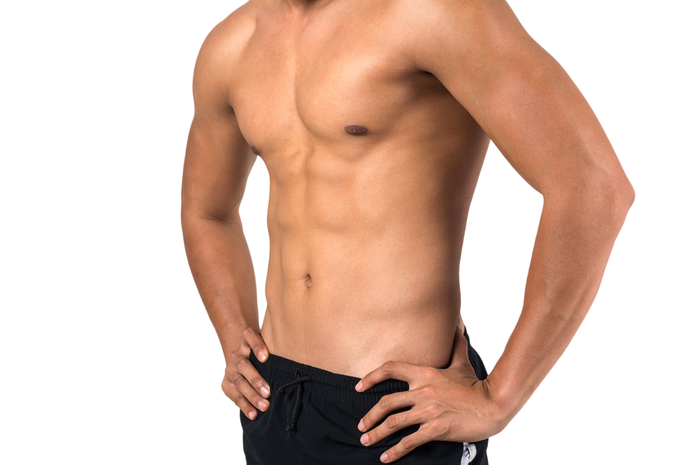 Un uomo a torso nudo è in piedi con le mani sui fianchi.