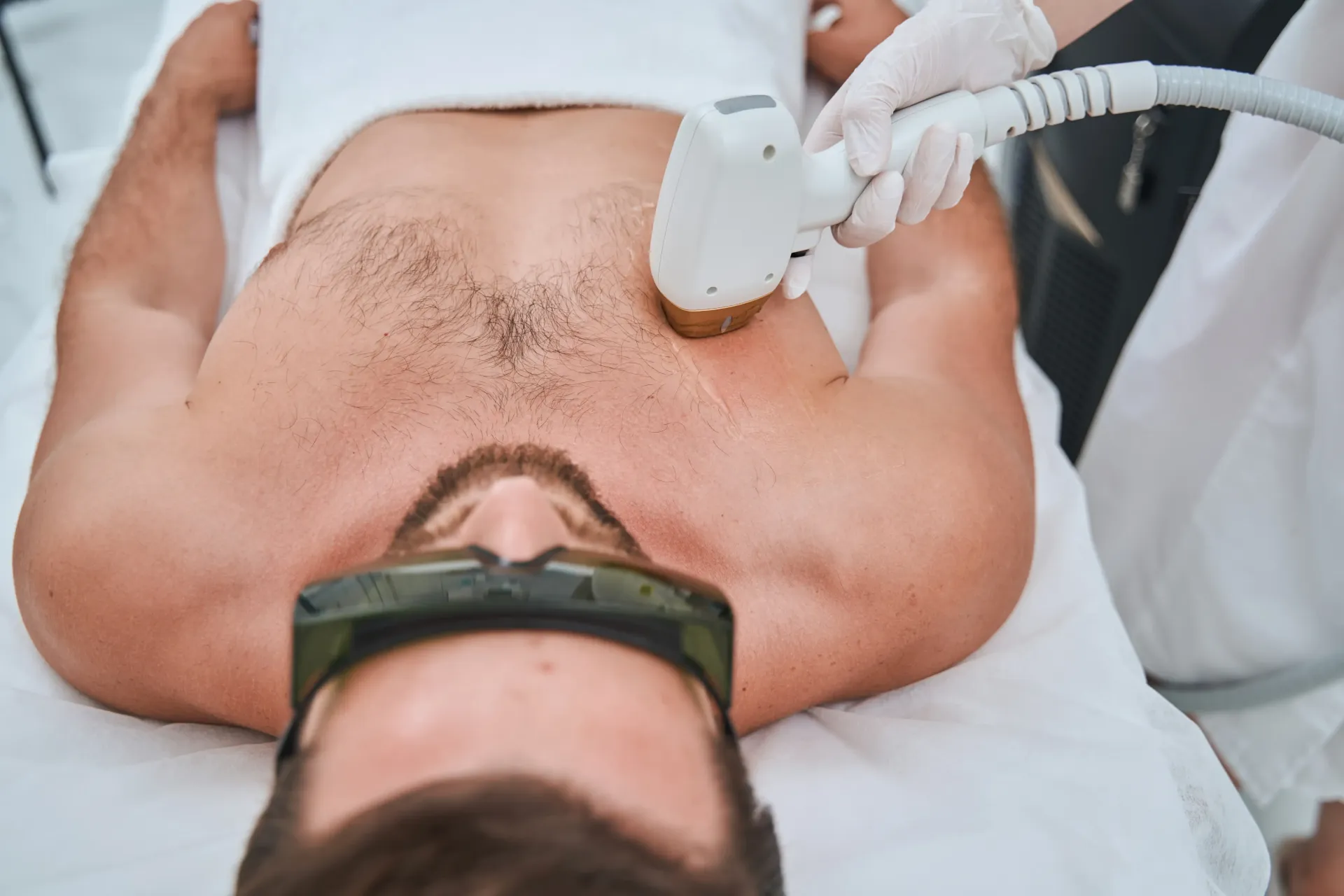 Trattamento laser diodo uomo da Beauty Lounge Un uomo sta ricevendo un trattamento di depilazione laser sul petto.