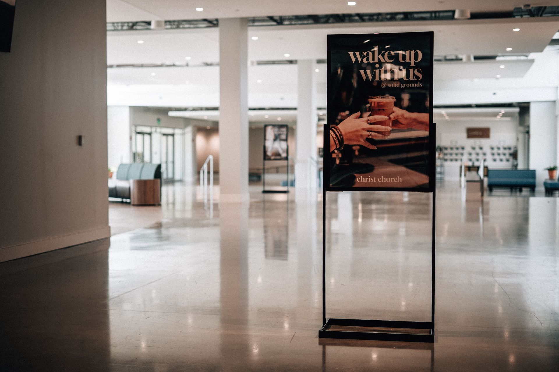 A sign in a hallway that says ' welcome ' on it