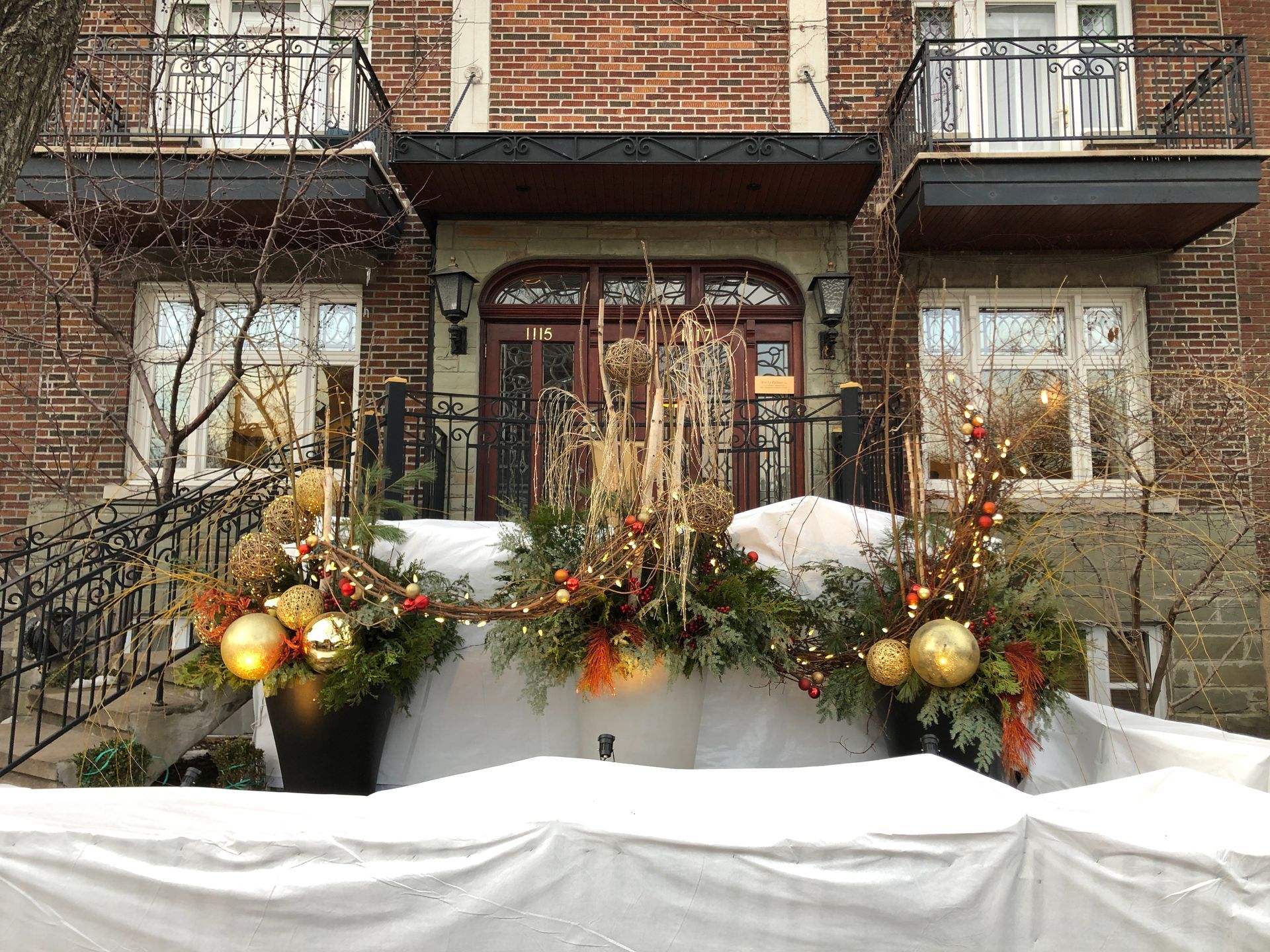 Un bâtiment en briques avec un balcon décoré pour Noël.