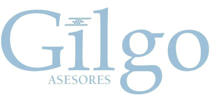 Logotipo para Gilgo Asesores, texto azul claro sobre fondo blanco.