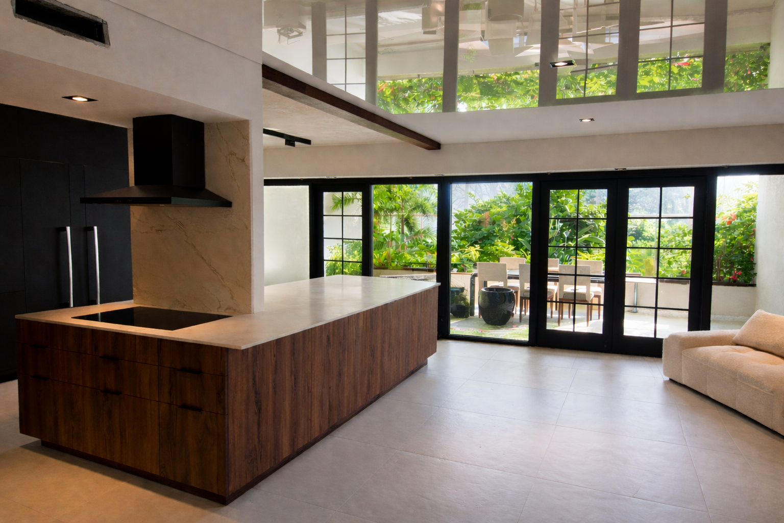 Salon moderne à aire ouverte avec îlot de cuisine en bois, grandes fenêtres et canapé beige