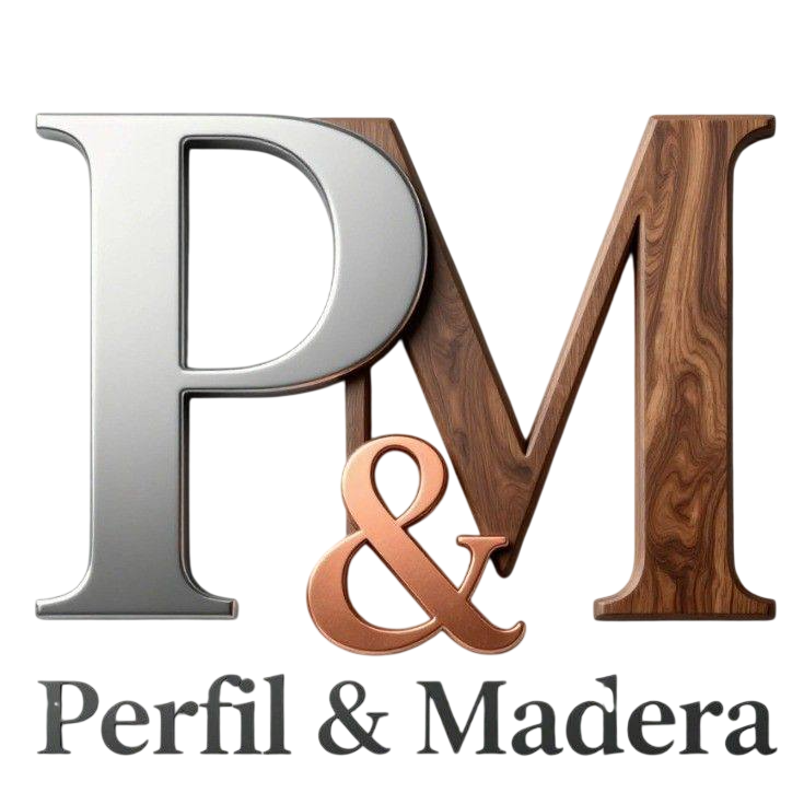 Logotipo de PM con letras plateadas y con textura de madera y las palabras “Perfil & Madera” debajo.