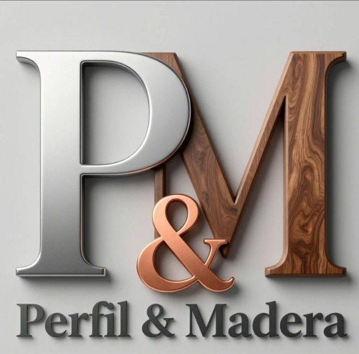 Logotipo &ldquo;PM&rdquo; en plata metalizada y con textura de madera, con el texto &ldquo;Perfil & Madera&rdquo; debajo sobre un fondo gris.