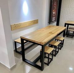 Estantería minimalista de madera y metal negro sobre una pared blanca lisa.