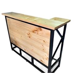 Escritorio moderno de madera con laterales negros en una habitación minimalista.