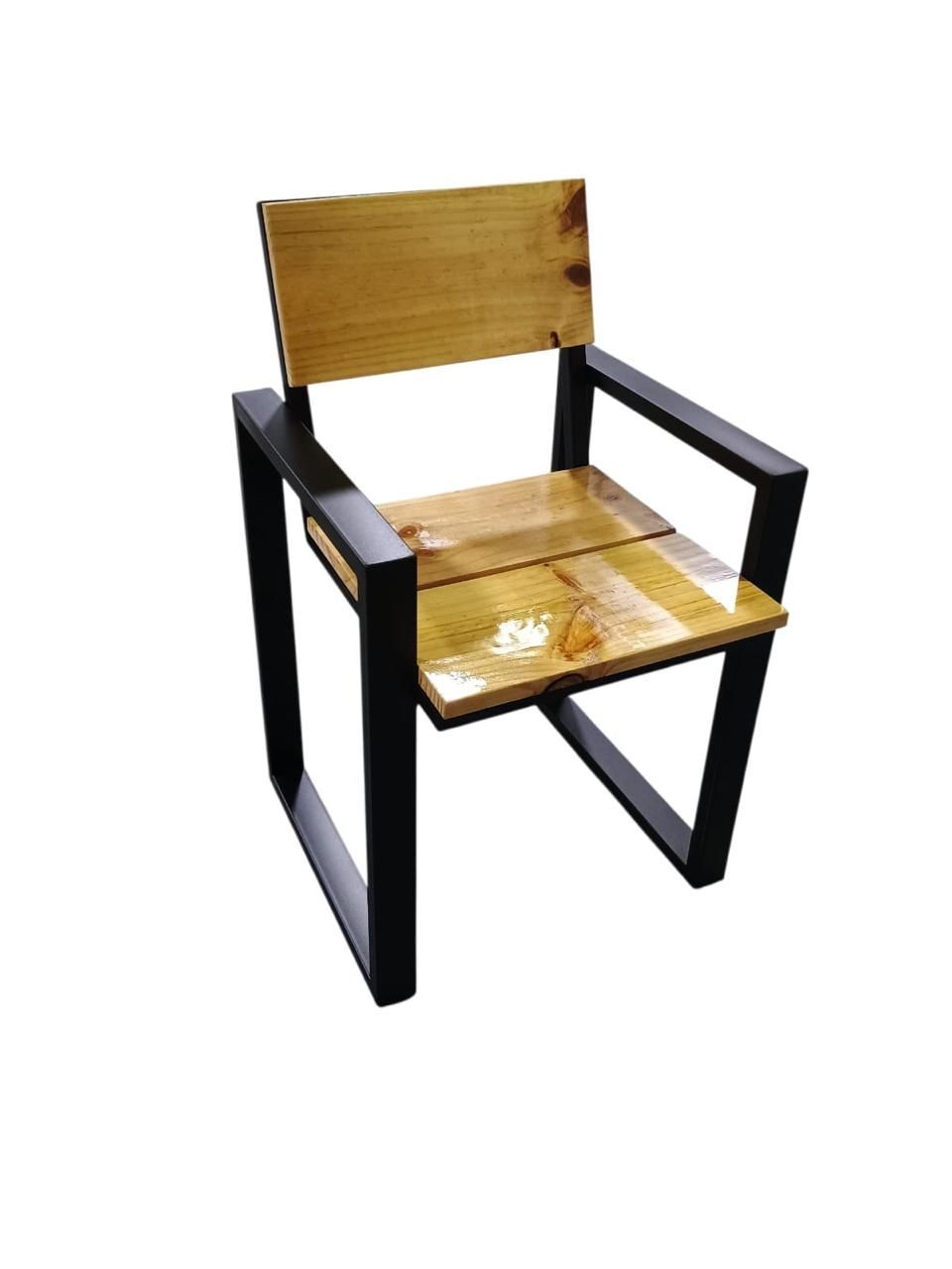 Silla de madera con estructura y reposabrazos de metal negro, aislada sobre fondo blanco.