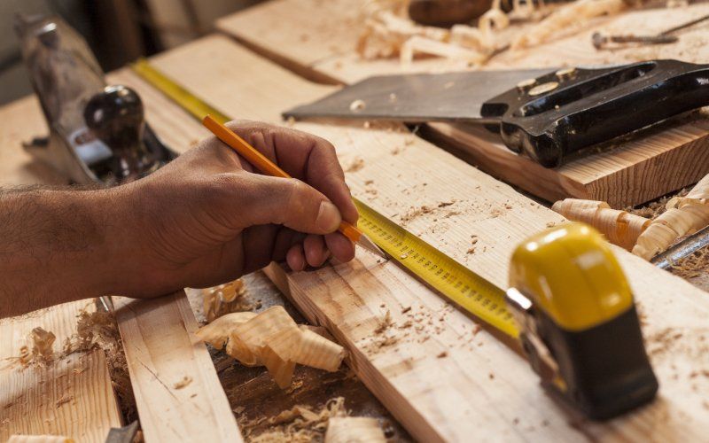 Falegname che misura il legno