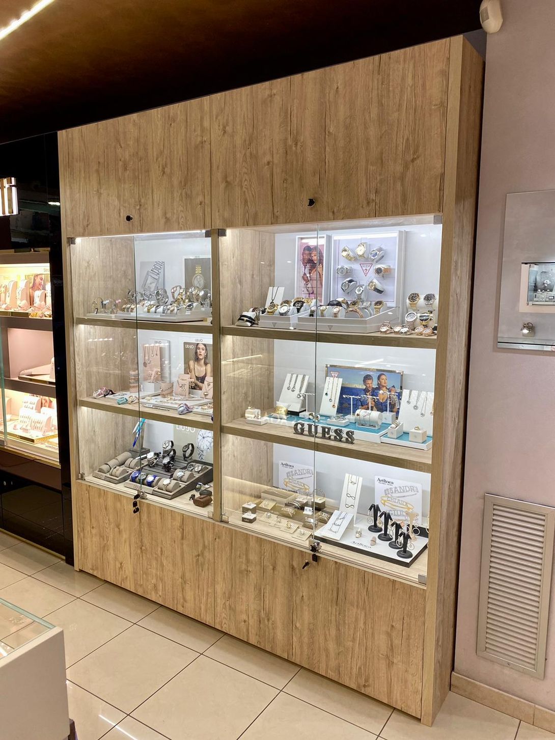 Mobile in legno per gioielleria