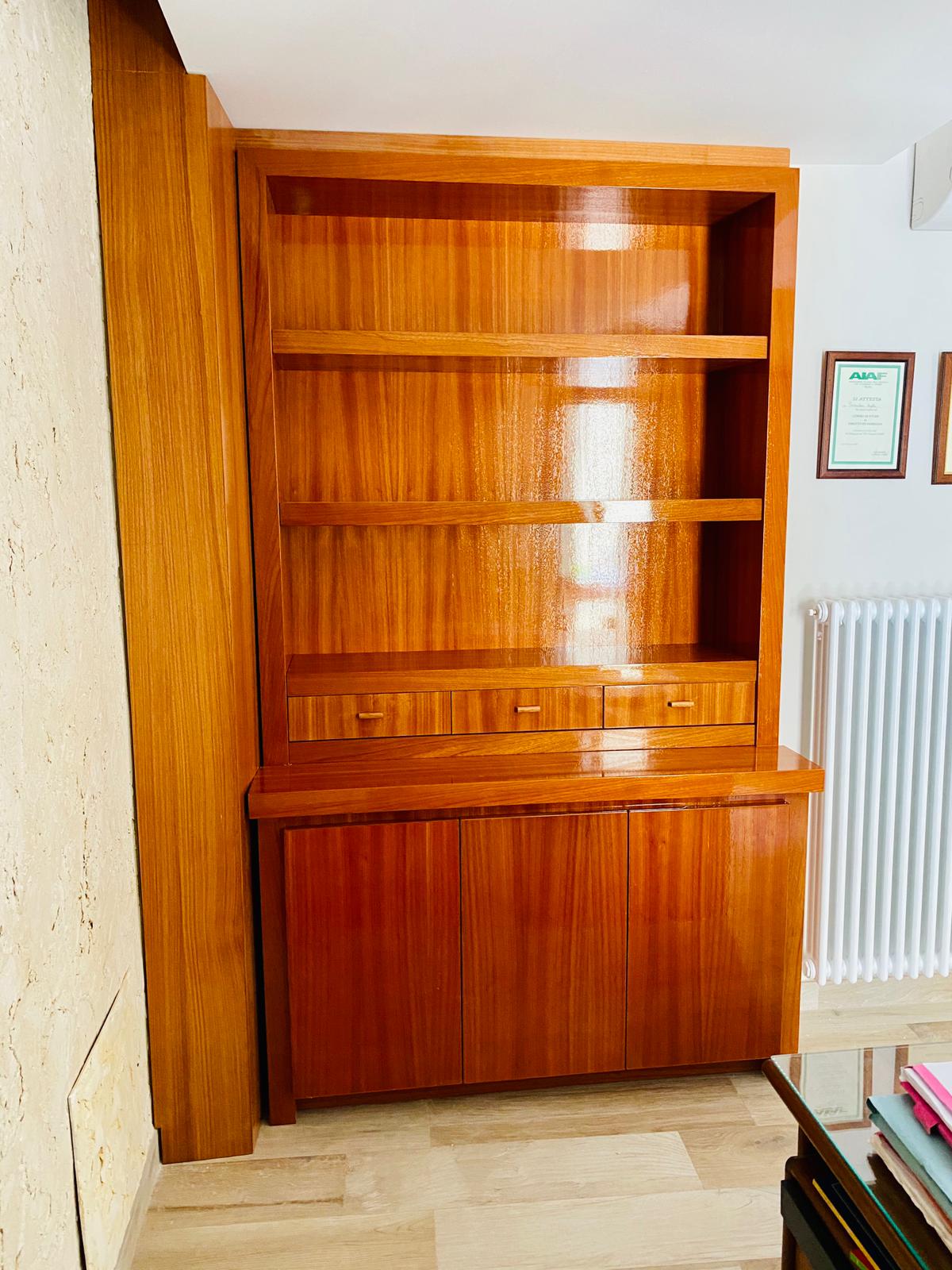 Scaffale in legno