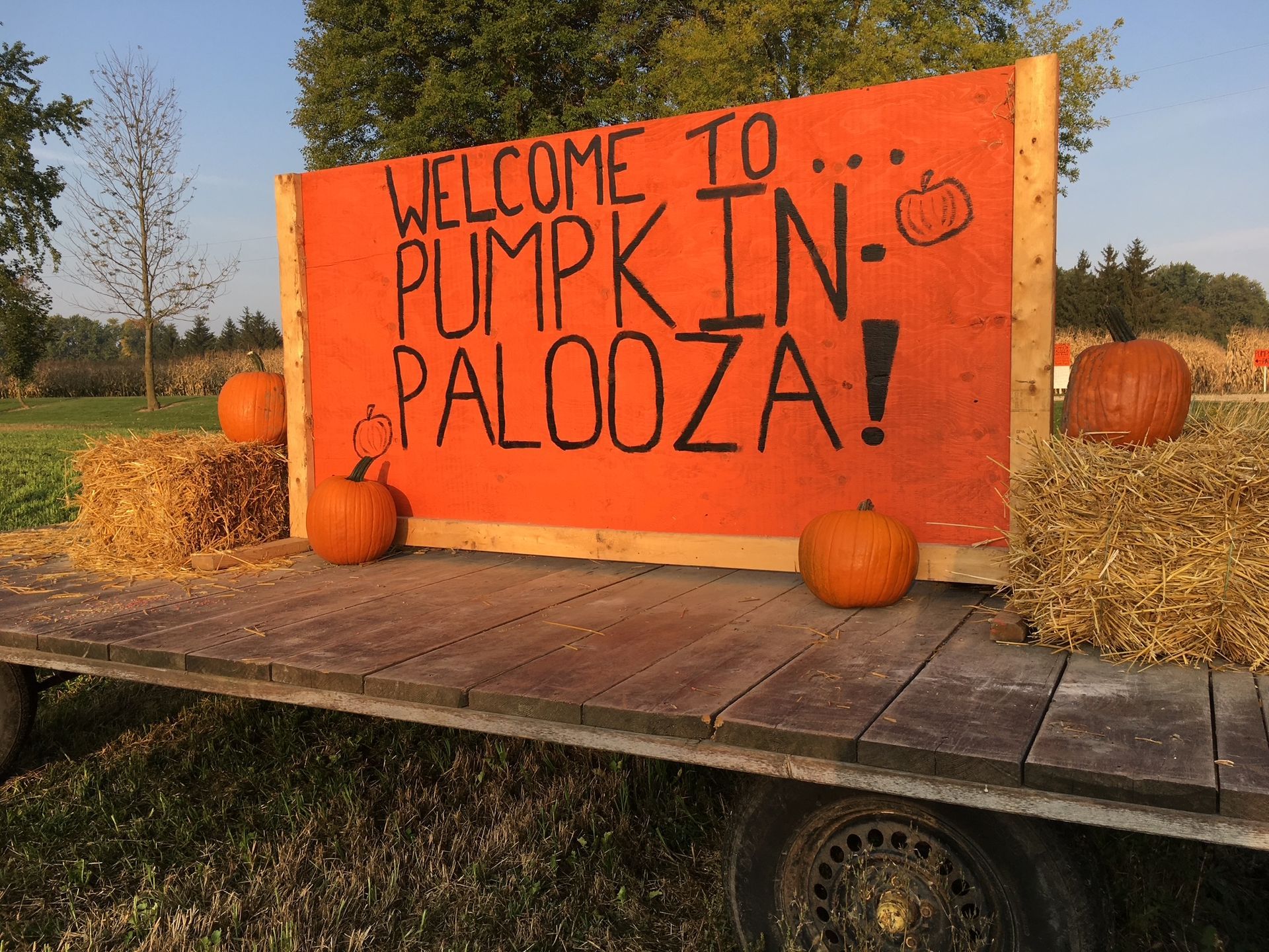 A sign that says welcome to pumpkin palooza on it