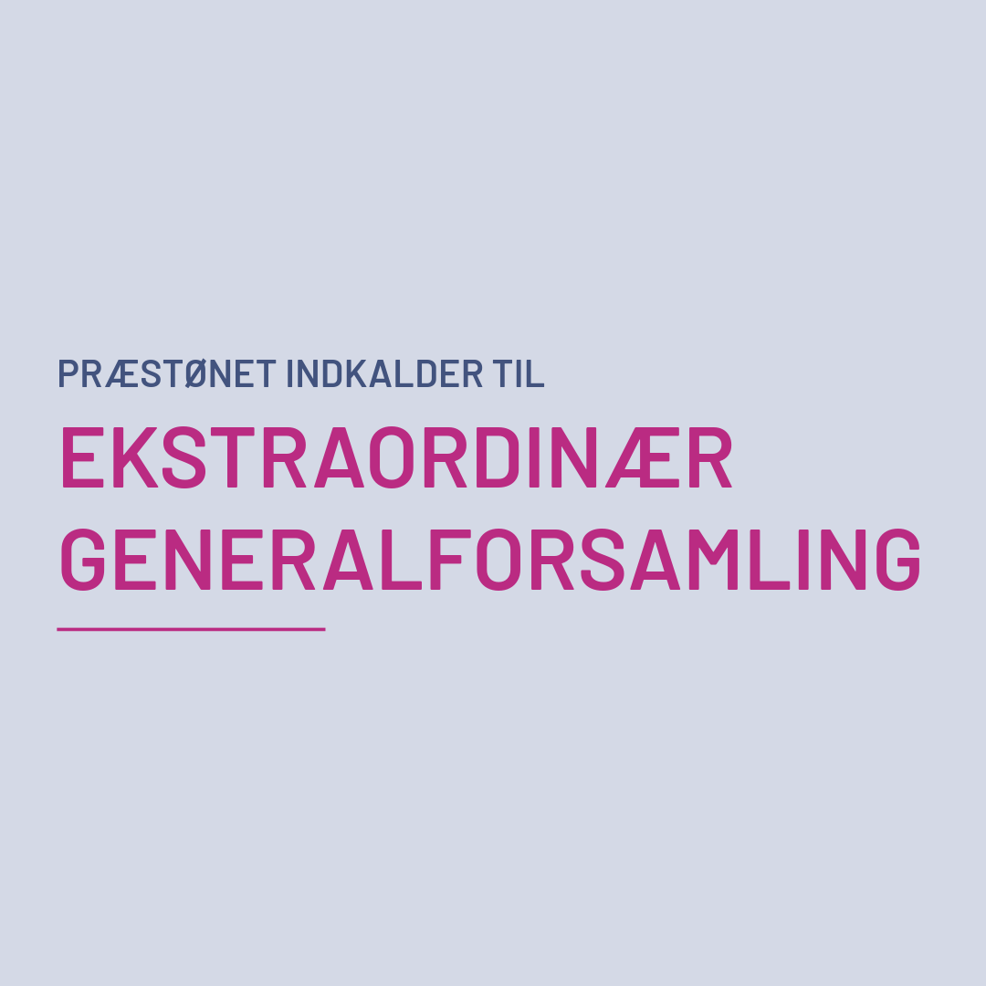 En man der sidder på en blå sofa og har en fjernbetjening i hånden