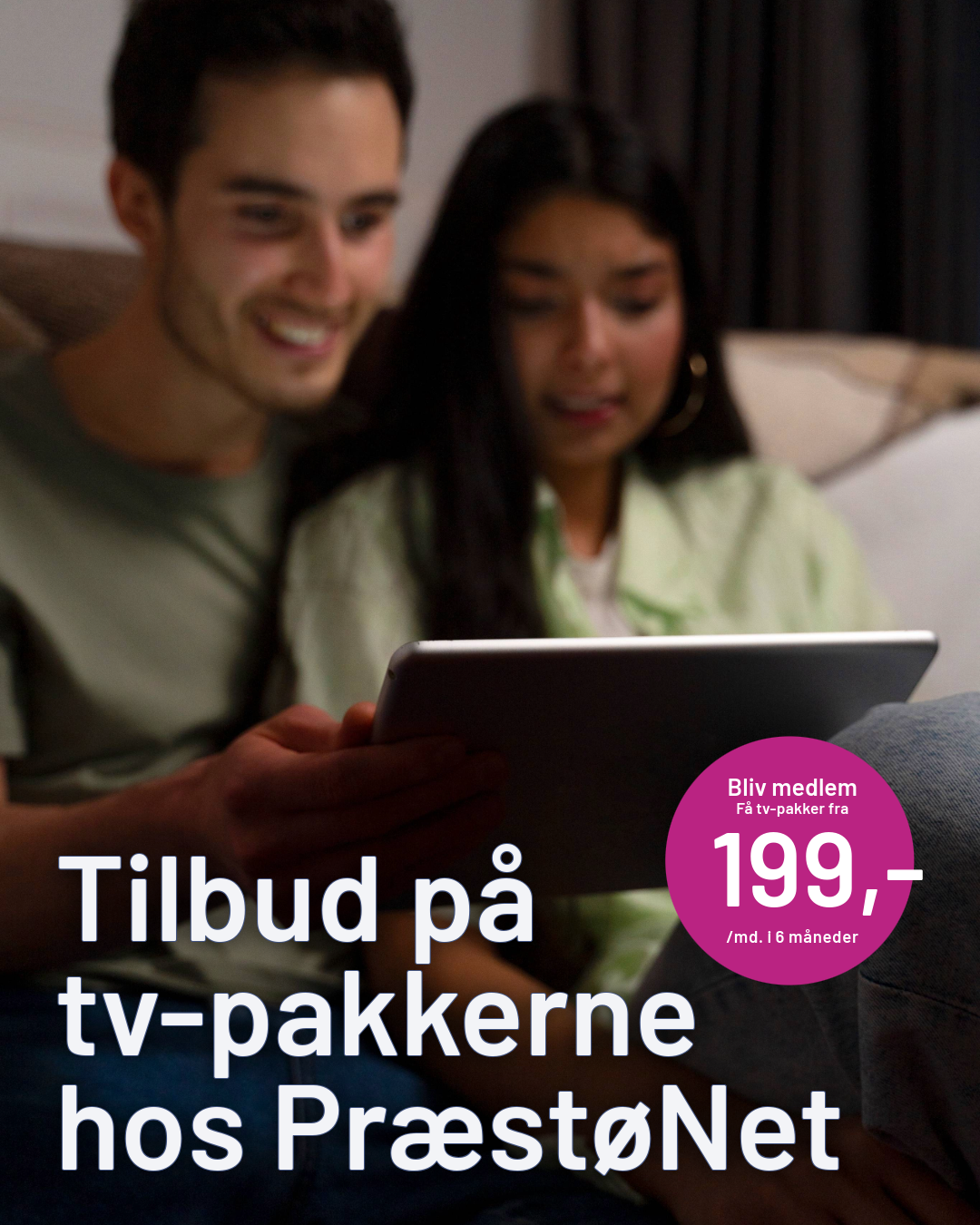 En kvinde der sidder i en sofa og kigger på sin telefon