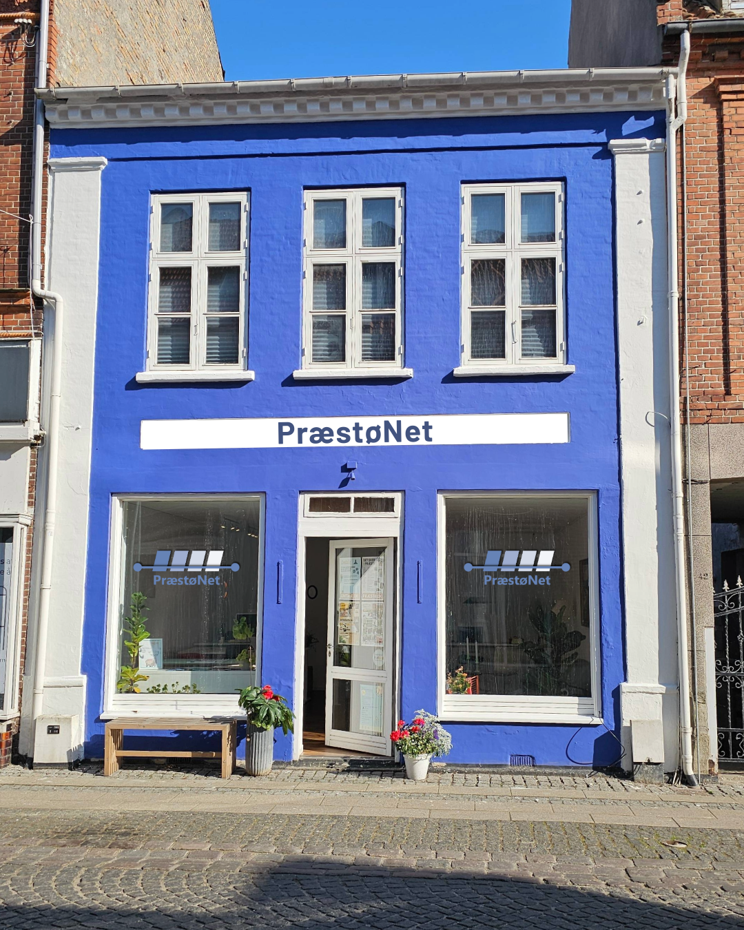 En mand i en sort t-shirt står foran en dør.
