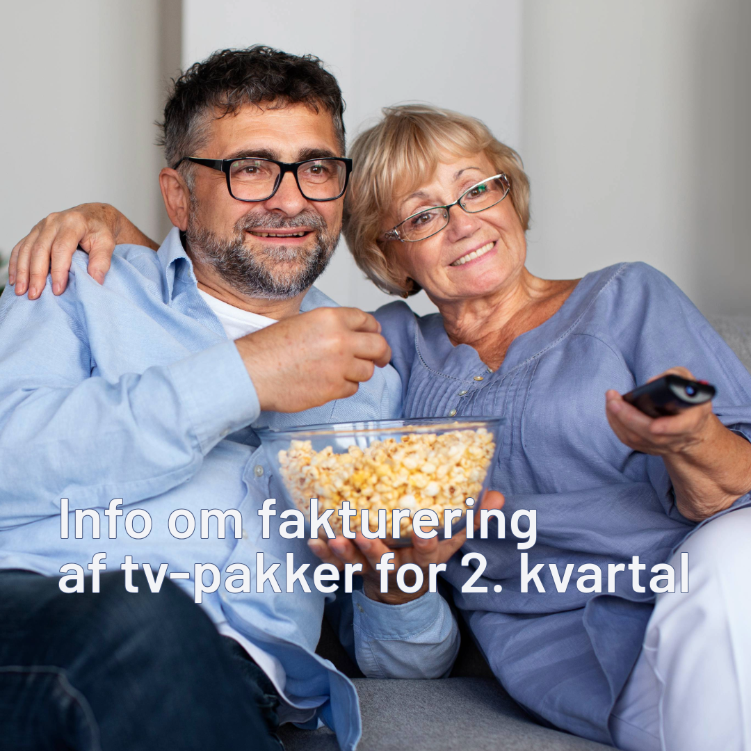 En man og kvinde der sidder på en blå sofa og har en fjernbetjening og en skål popcorn i hånden
