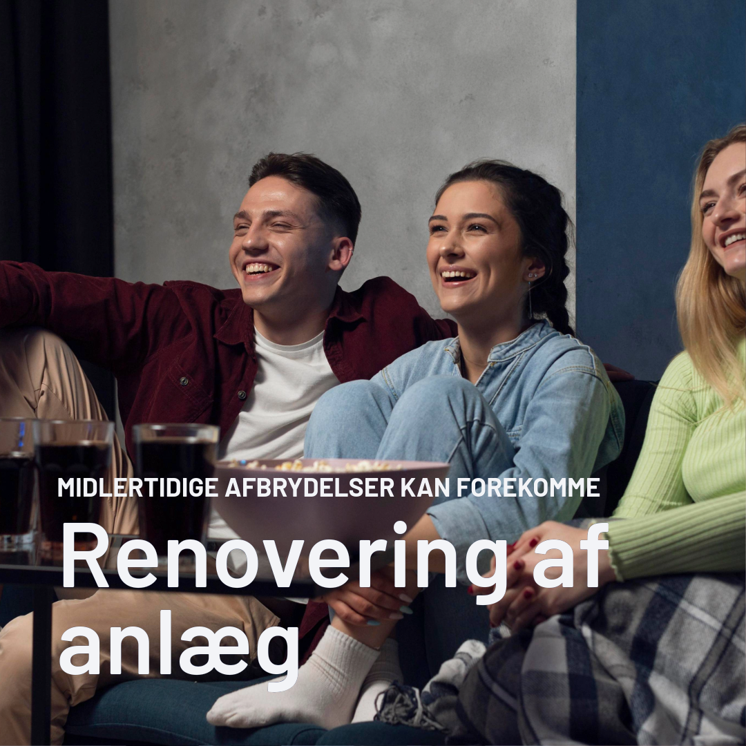 En gruppe af unge mennesker der sidder på en sofa og ser fjernsyn.