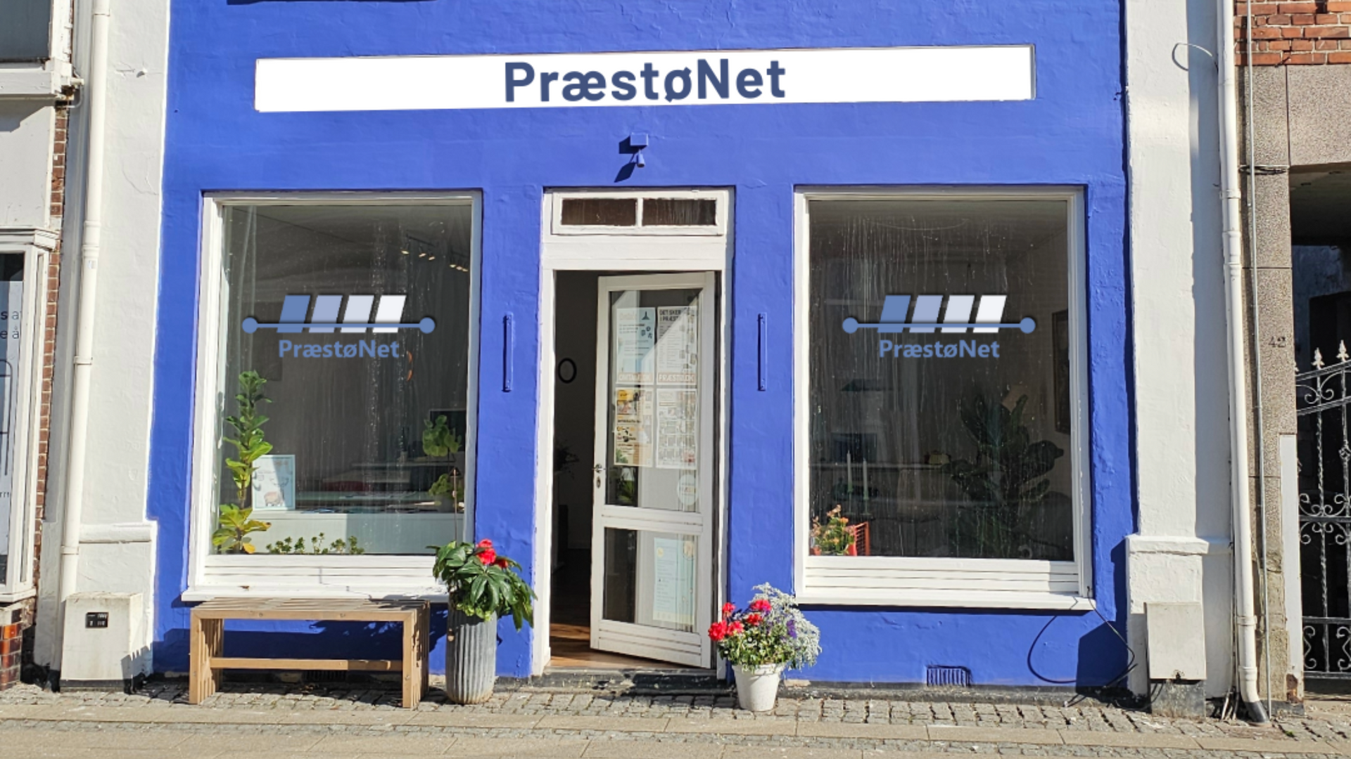 PræstøNets bil foran kontoret i Præstø PræstøNets bil foran kontoret i Præstø