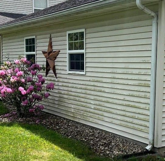 A white house with a star on the side of it.
