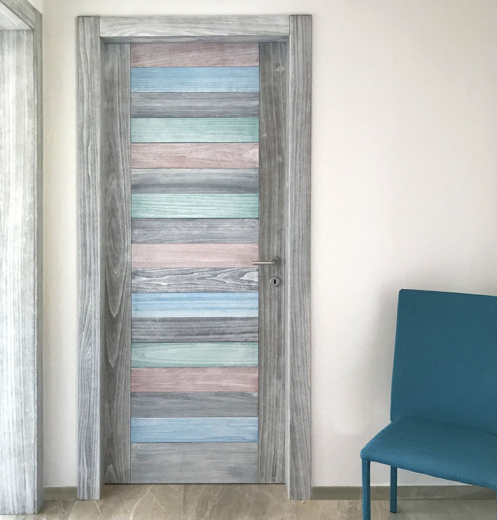Una porta interna chiusa con un design rustico a doghe orizzontali multicolori, porta Rainbow