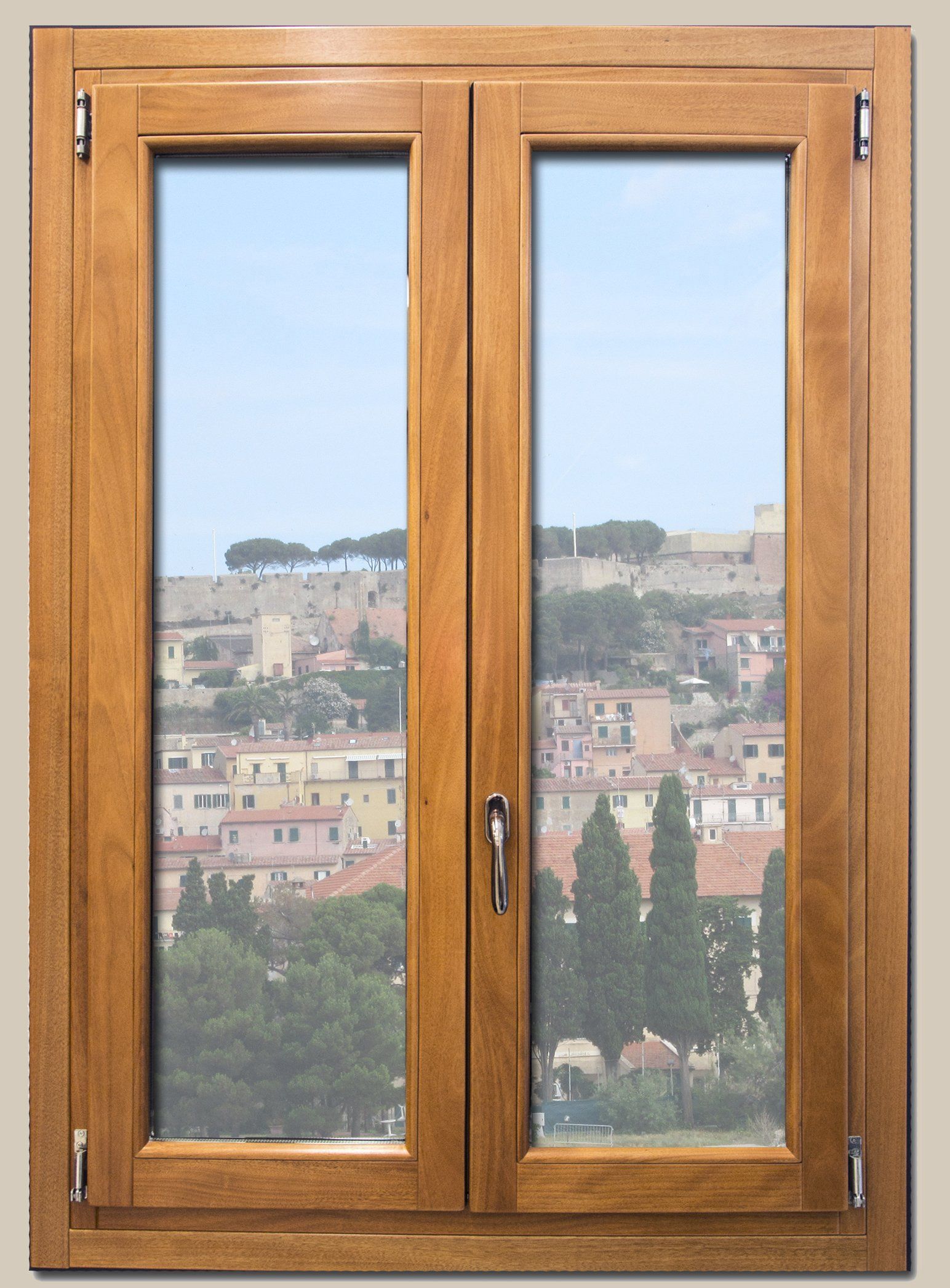 Una finestra a doppio battente in legno con vista su una città, colline e alberi sullo sfondo.