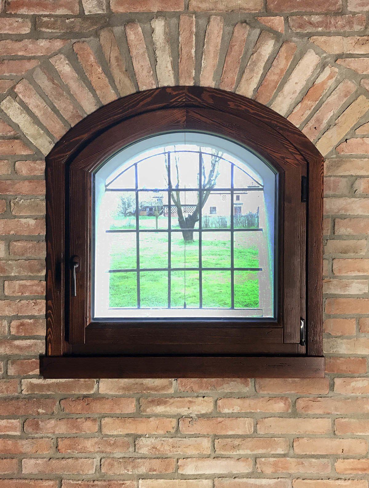 Una finestra ad arco in legno scuro