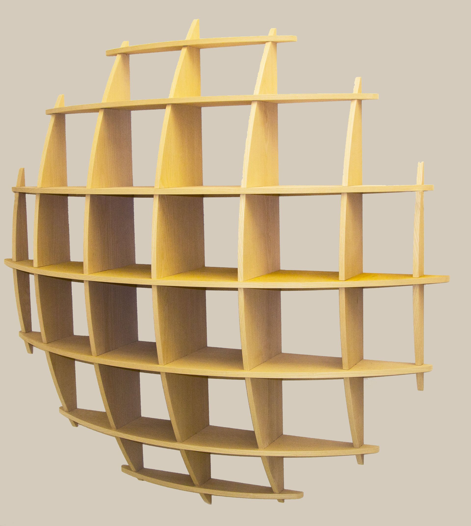Una scaffalatura a griglia sferica in legno dal design aperto e moderno, su uno sfondo chiaro e uniforme.