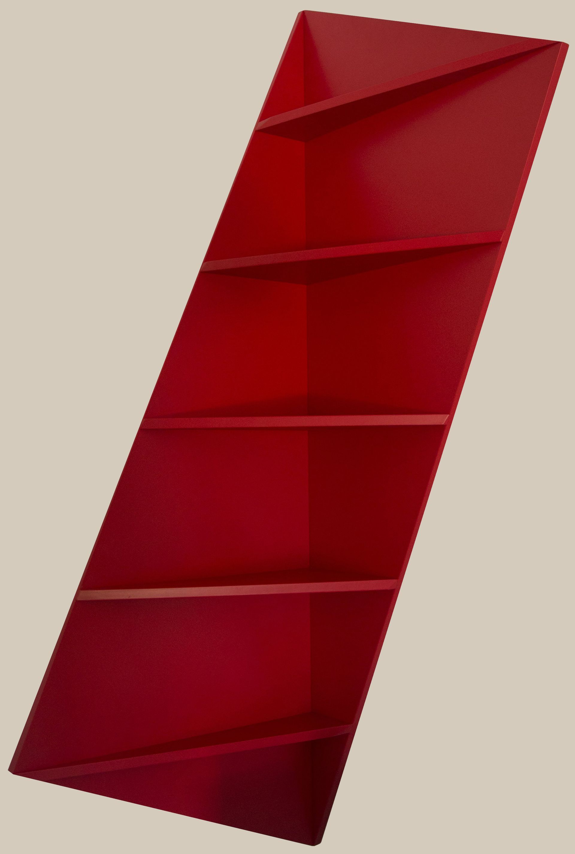 Una libreria a muro inclinata, di colore rosso acceso, con cinque ripiani orizzontali su uno sfondo neutro.