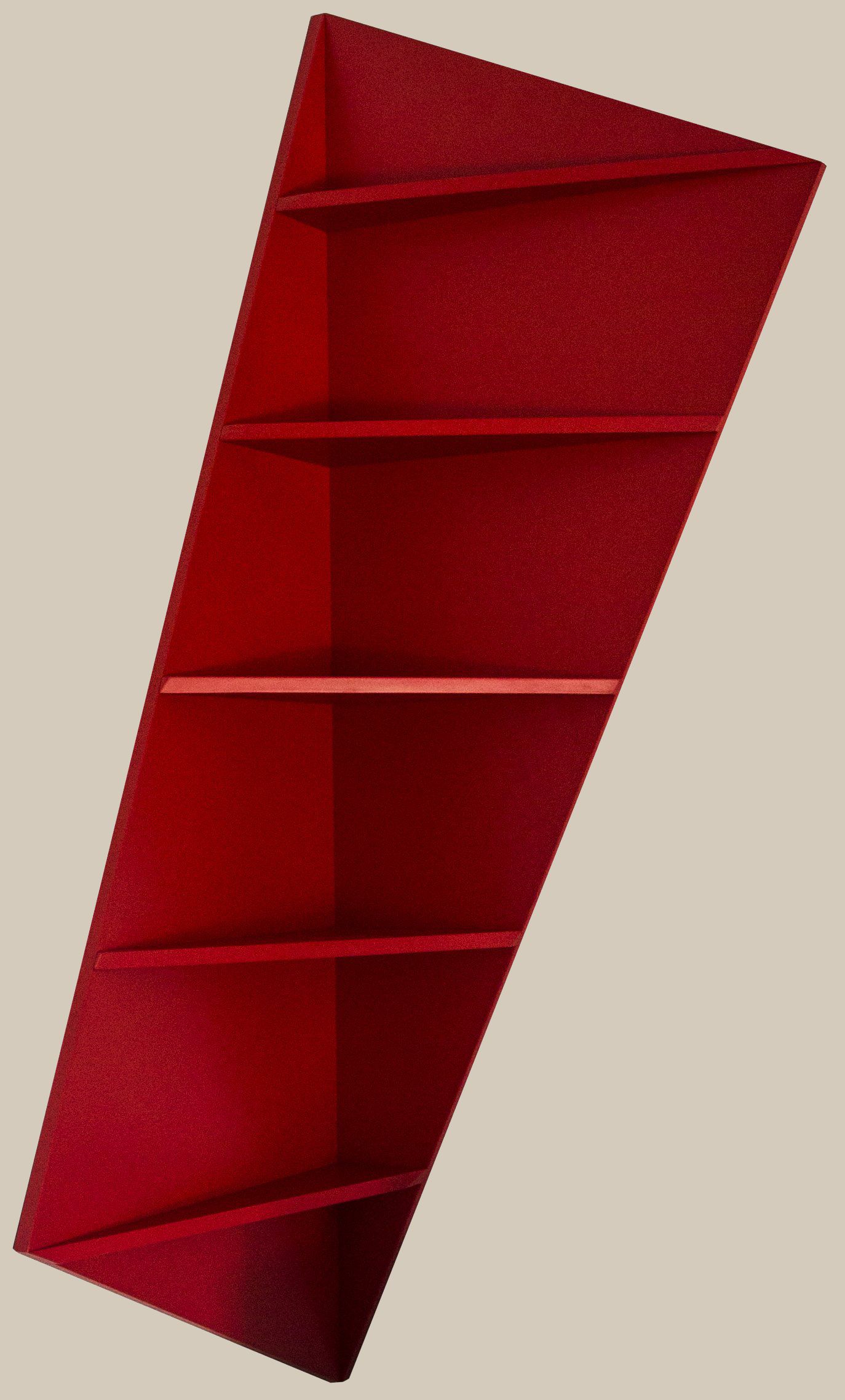 Una scaffalatura angolare inclinata di colore rosso con cinque ripiani su uno sfondo chiaro e uniforme.
