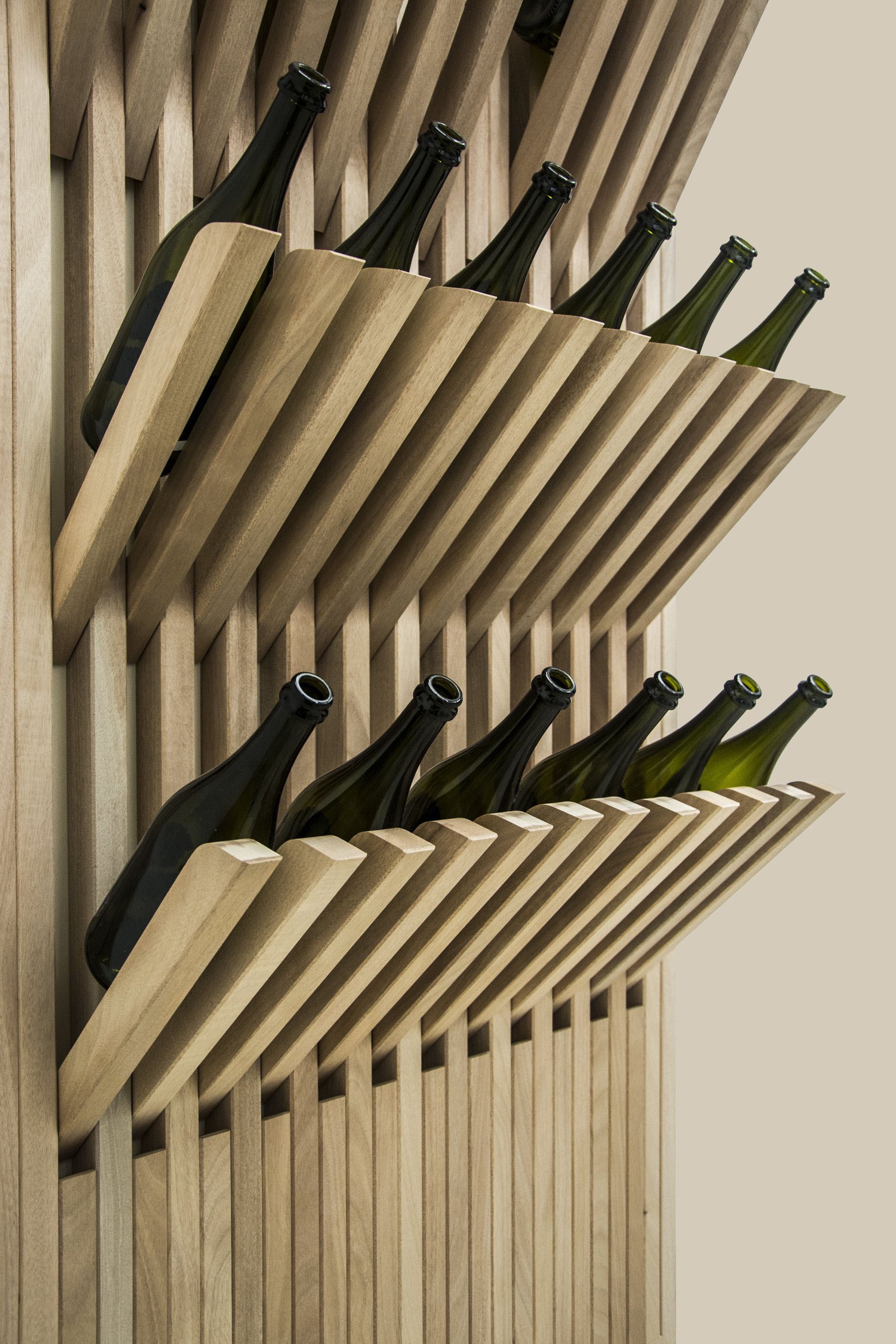 Portabottiglie da parete moderno in legno chiaro, dotato di due ripiani con scomparti angolati per dieci bottiglie di vino.