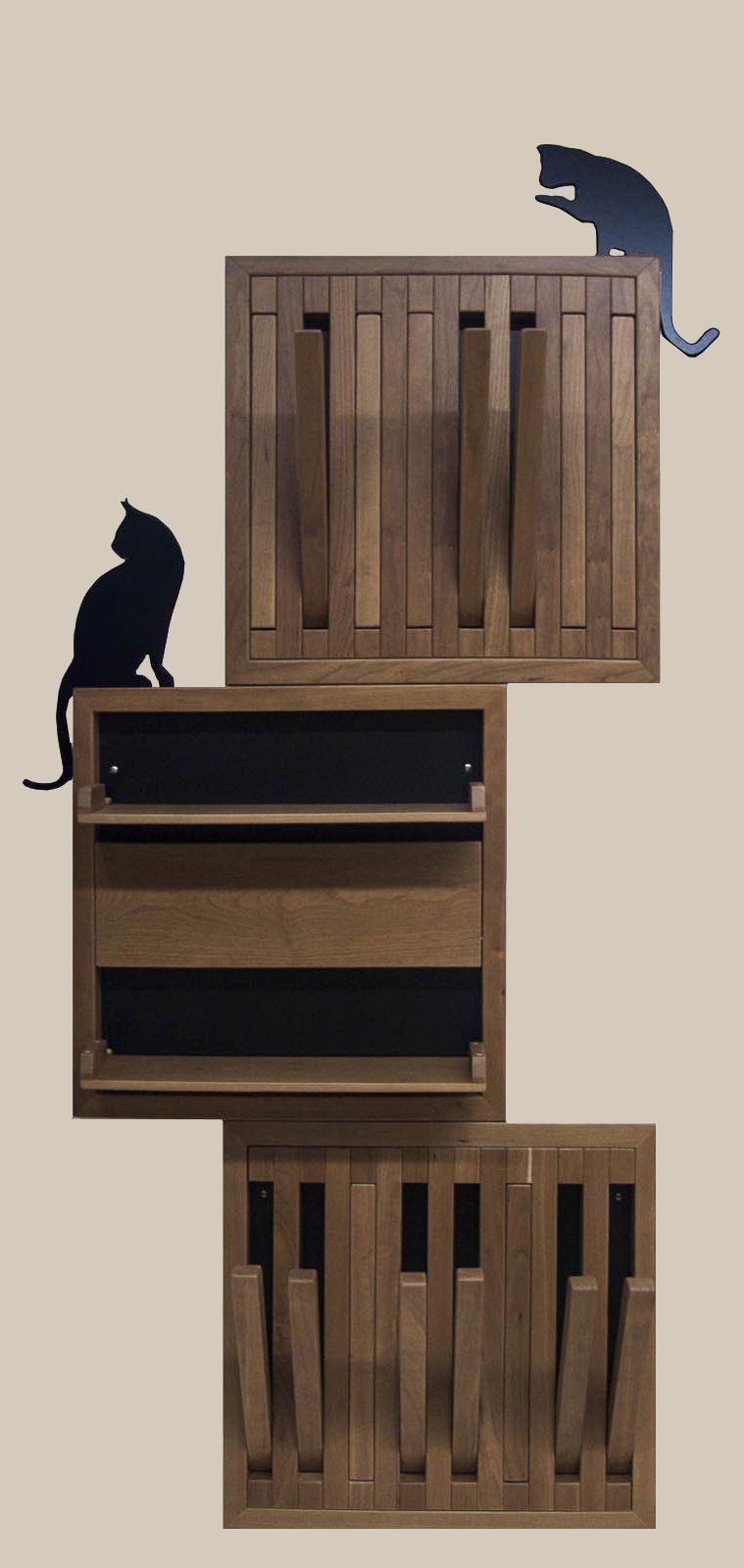 Un set di mobili modulari in legno per gatti, da fissare alla parete, composto da tre elementi quadrati con sagome nere di gatti.