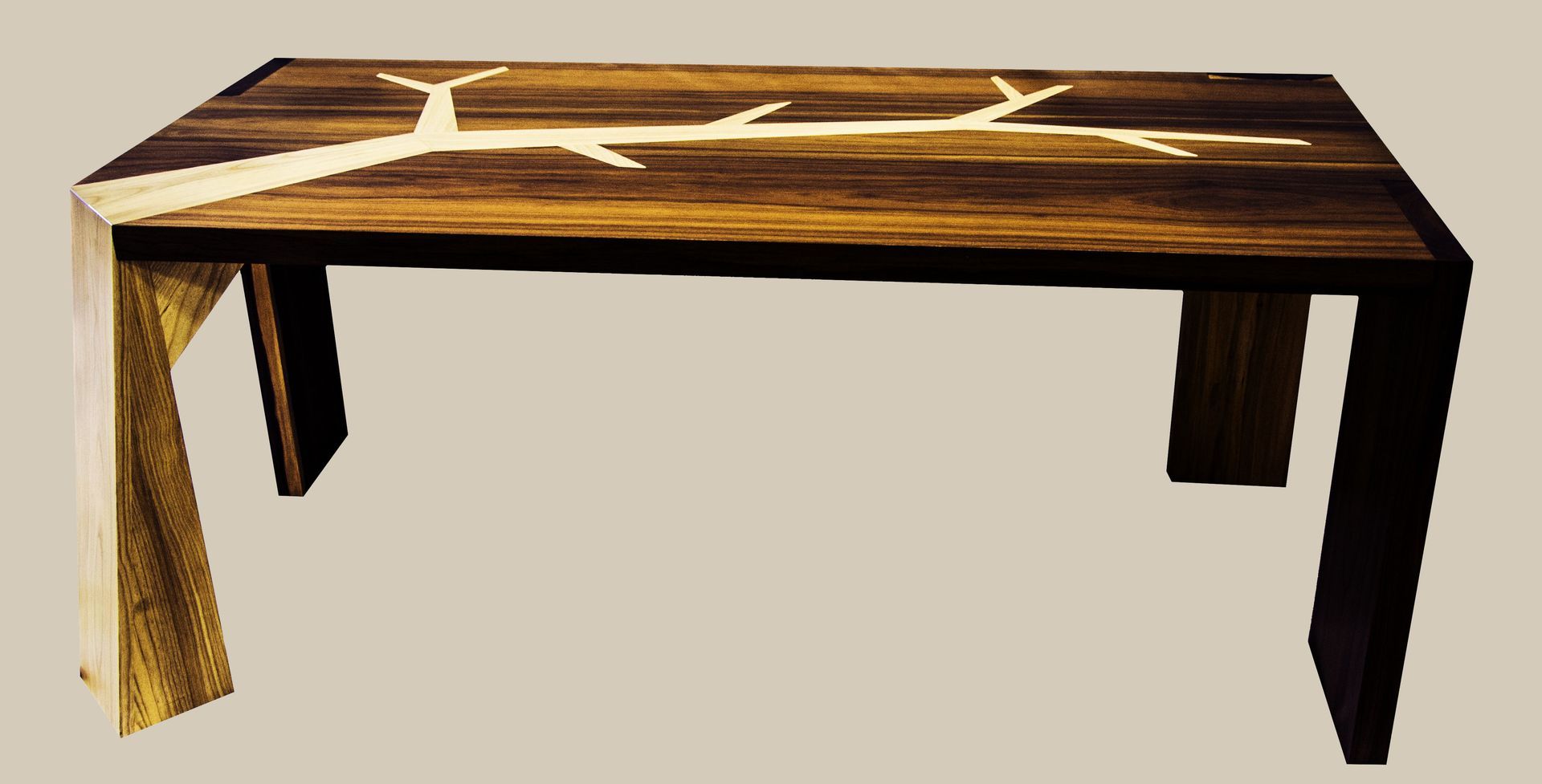 Un tavolo rettangolare in legno con un intarsio a forma di ramo di colore chiaro che si estende da un bordo lungo una gamba.