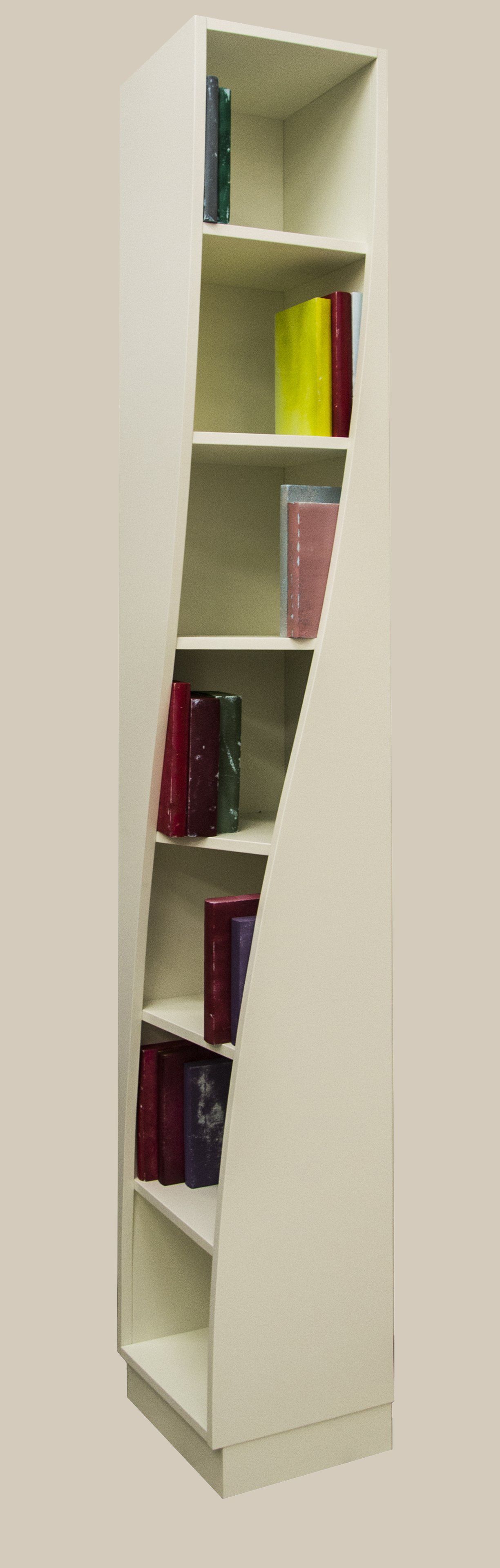 Una libreria bianca e stretta, che si estende dal pavimento al soffitto, con un ripiano laterale angolare e diagonale che ospita diversi libri.