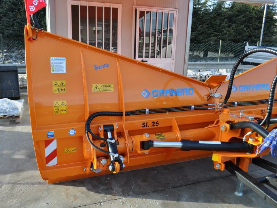 Variable inclination snowplough blade